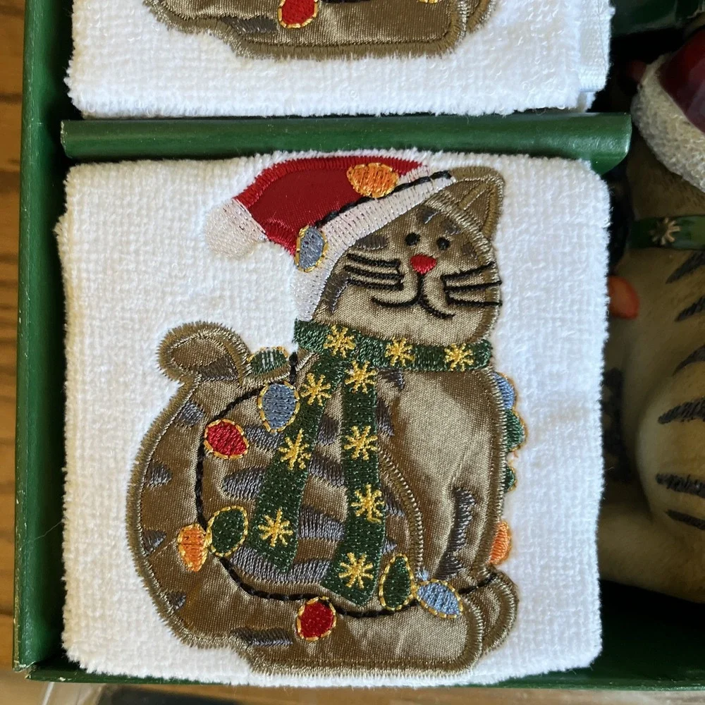 Vintage Cat Lotion / Soap Dispenser With Fingertip Towels Resin Christmas